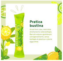 Carica l&#39;immagine nel visualizzatore di Gallery, Water Booster - Acqua Aromatizzata al Limone e Lime con Vitamina C - Naturalmente Deliziosa, a Basso contenuto Calorico e Senza Zuccheri Aggiunti - 12x2,5 g in polvere
