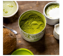 Carica l&#39;immagine nel visualizzatore di Gallery, The Matcha Ritual - Pregiato the verde matcha dal rituale giapponese - arricchito con latte di cocco, erba di grano e orzo. Ideale per frullati - 210g polvere
