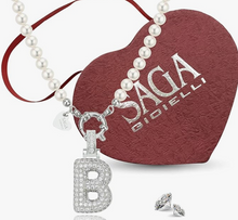 Carica l&#39;immagine nel visualizzatore di Gallery, SAGA GIOIELLI® Collana Donna Perle Ciondolo Iniziale Lettera Alfabeto Confezione Regalo Festa Della Mamma
