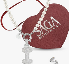 Carica l&#39;immagine nel visualizzatore di Gallery, SAGA GIOIELLI® Collana Donna Perle Ciondolo Iniziale Lettera Alfabeto Confezione Regalo Festa Della Mamma
