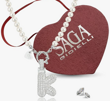 Carica l&#39;immagine nel visualizzatore di Gallery, SAGA GIOIELLI® Collana Donna Perle Ciondolo Iniziale Lettera Alfabeto Confezione Regalo Festa Della Mamma
