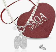 Carica l&#39;immagine nel visualizzatore di Gallery, SAGA GIOIELLI® Collana Donna Perle Ciondolo Iniziale Lettera Alfabeto Confezione Regalo Festa Della Mamma
